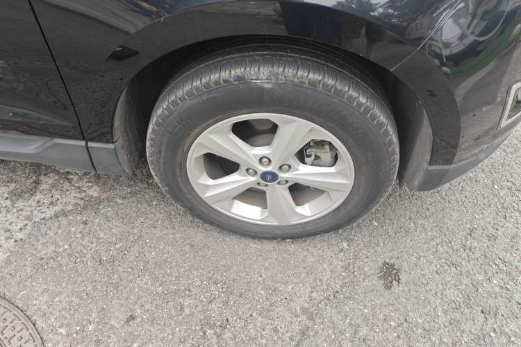 Used Ford Edge 2016 EcoBoost 245 Two-Wheel-Drive Titanium 5-Seater Right Front Wheel Hub