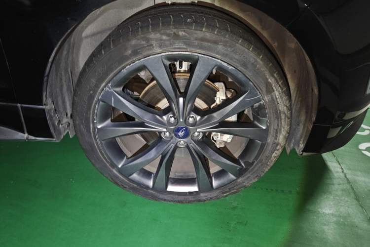 Used Ford Edge 2016 EcoBoost 330 V6 Four-Wheel Drive Sporty 7-Seater Right Front Wheel Hub