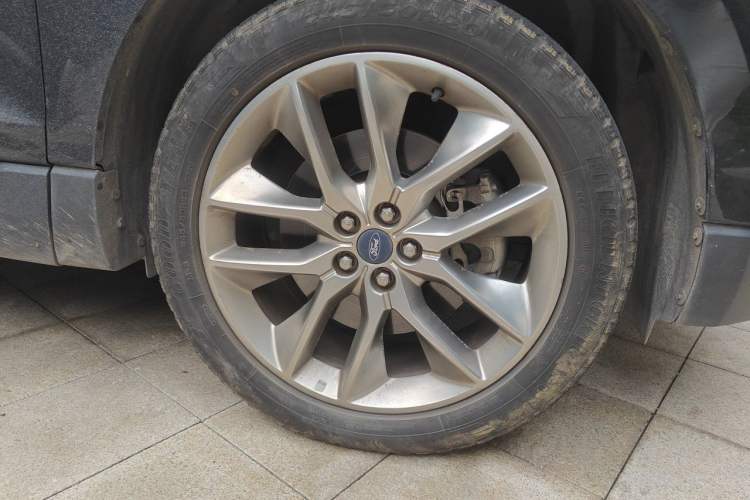 Used Ford Edge 2016 EcoBoost 245 Four-Wheel Drive Titanium 7-Seater Right Front Wheel Hub