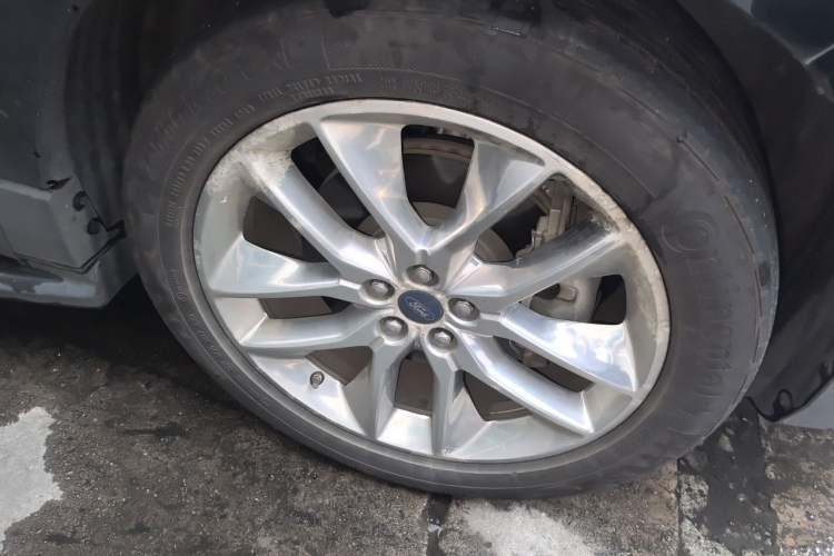 Used Ford Edge 2016 EcoBoost 245 Four-Wheel Drive Titanium 7-Seater Right Front Wheel Hub