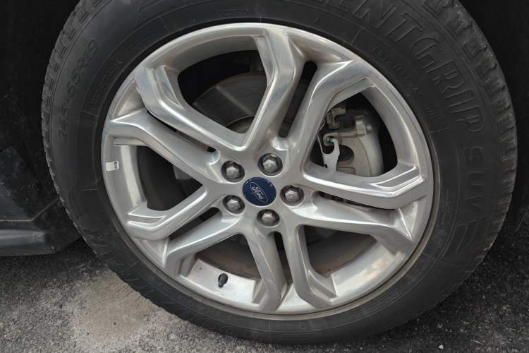 Used Ford Edge 2016 EcoBoost 245 Two-Wheel-Drive Titanium 7-Seater Right Front Wheel Hub