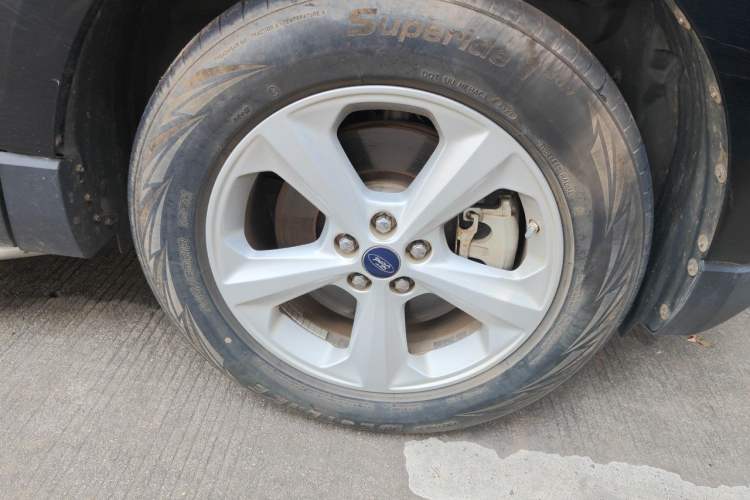 Used Ford Edge 2016 EcoBoost 245 Two-Wheel-Drive Titanium 5-Seater Right Front Wheel Hub