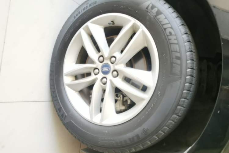 Used Ford Edge 2016 EcoBoost 245 Two-Wheel-Drive Platinum Edition 7-Seater Right Front Wheel Hub