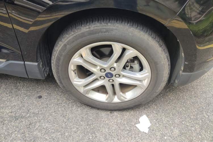Used Ford Edge 2016 EcoBoost 245 Two-Wheel-Drive Titanium 7-Seater Right Front Wheel Hub