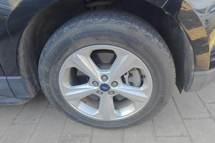 Used Ford Edge 2016 EcoBoost 245 Two-Wheel-Drive Titanium 5-Seater Right Front Wheel Hub