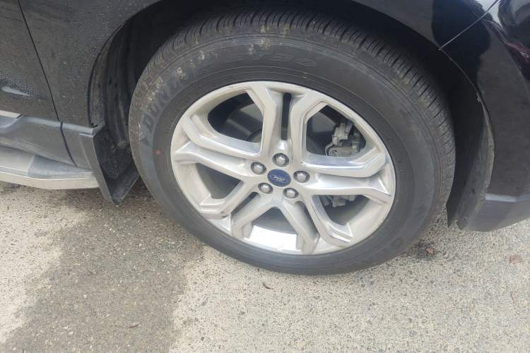 Used Ford Edge 2016 EcoBoost 245 Four-Wheel Drive Titanium Edition 7-Seater Right Front Wheel Hub