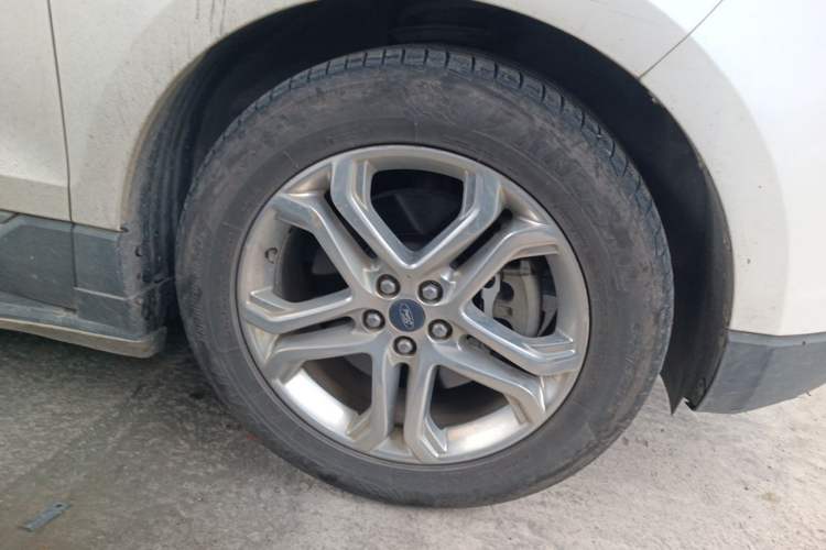Used Ford Edge 2016 EcoBoost 245 Two-Wheel-Drive Titanium 7-Seater Right Front Wheel Hub