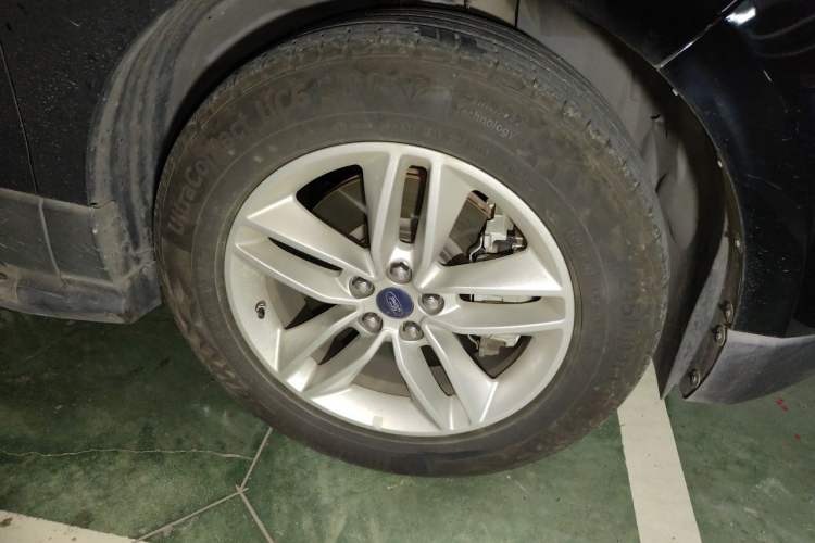 Used Ford Edge 2016 EcoBoost 245 Two-Wheel-Drive Platinum Edition 7-Seater Right Front Wheel Hub
