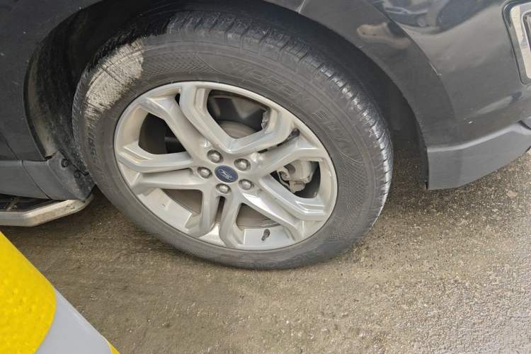 Used Ford Edge 2016 EcoBoost 245 Two-Wheel-Drive Titanium 7-Seater Right Front Wheel Hub