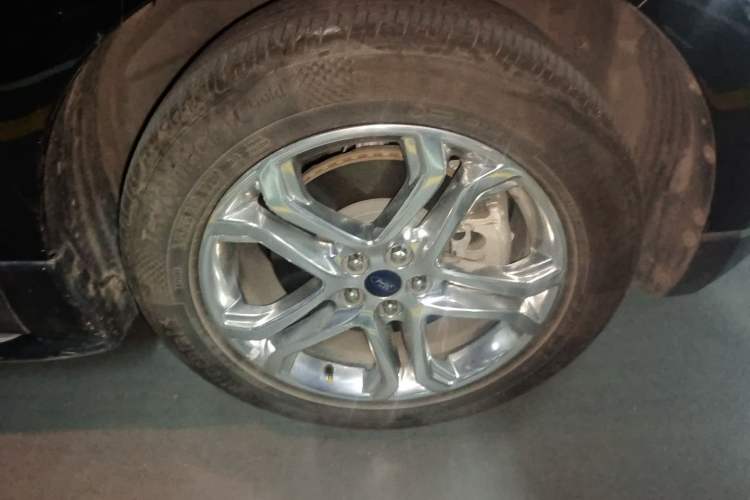 Used Ford Edge 2016 EcoBoost 245 Two-Wheel-Drive Titanium 7-Seater Right Front Wheel Hub