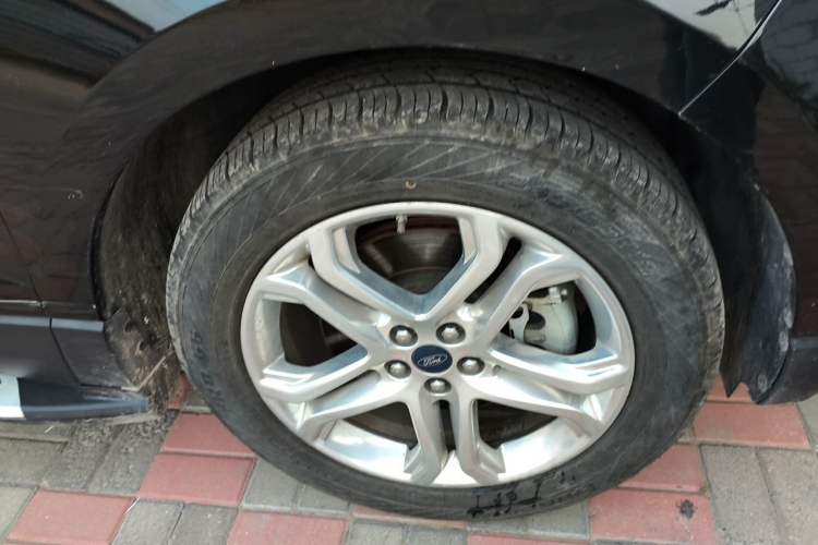 Used Ford Edge 2016 EcoBoost 245 Two-Wheel-Drive Titanium 7-Seater Right Front Wheel Hub