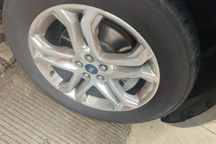 Used Ford Edge 2016 EcoBoost 245 Two-Wheel-Drive Titanium 7-Seater Right Front Wheel Hub