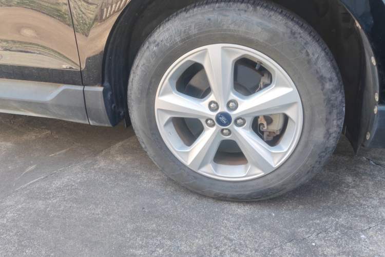 Used Ford Edge 2016 EcoBoost 245 Two-Wheel-Drive Titanium 5-Seater Right Front Wheel Hub