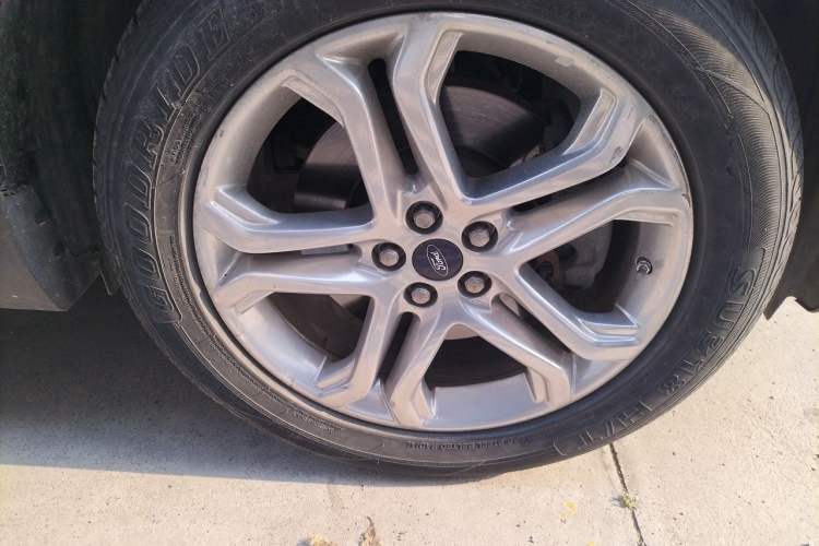Used Ford Edge 2016 EcoBoost 245 Four-Wheel Drive Titanium Edition 7-Seater Right Front Wheel Hub