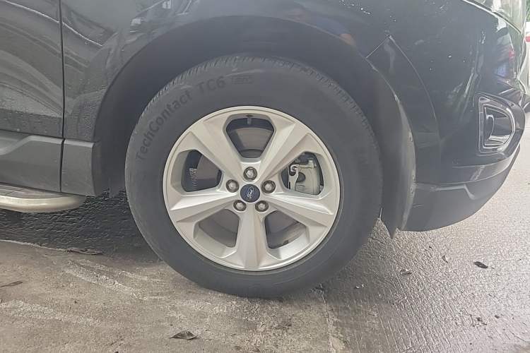 Used Ford Edge 2016 EcoBoost 245 Two-Wheel-Drive Titanium 5-Seater Right Front Wheel Hub