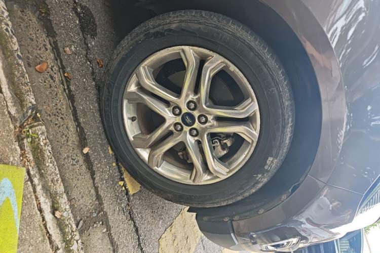 Used Ford Edge 2016 EcoBoost 245 Two-Wheel-Drive Titanium 7-Seater Right Front Wheel Hub
