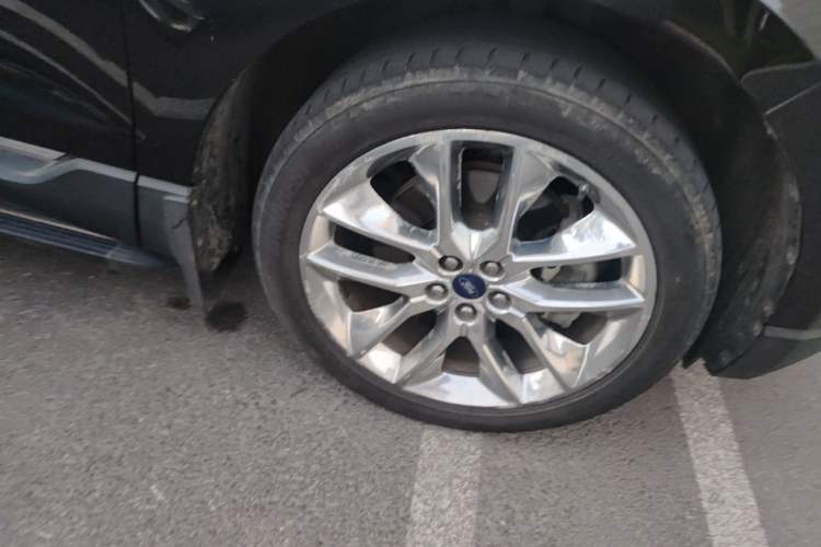 Used Ford Edge 2016 EcoBoost 245 Four-Wheel Drive Titanium 7-Seater Right Front Wheel Hub