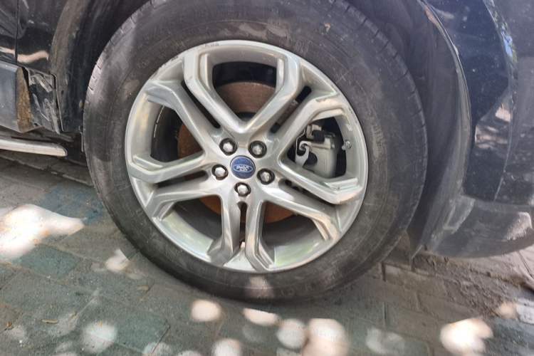 Used Ford Edge 2016 EcoBoost 245 Two-Wheel-Drive Titanium 7-Seater Right Front Wheel Hub