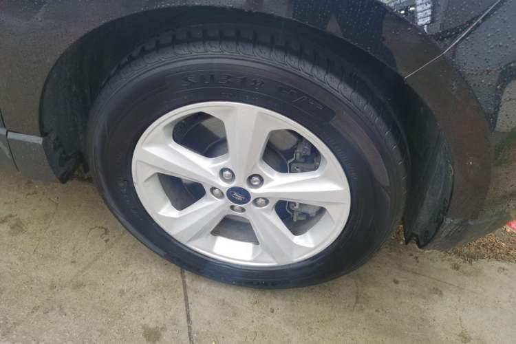 Used Ford Edge 2016 EcoBoost 245 Two-Wheel-Drive Titanium 5-Seater Right Front Wheel Hub