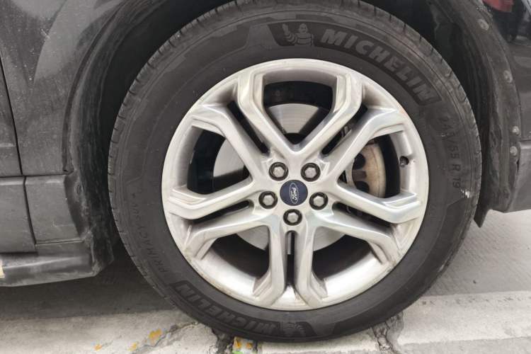 Used Ford Edge 2016 EcoBoost 245 Two-Wheel-Drive Titanium 7-Seater Right Front Wheel Hub