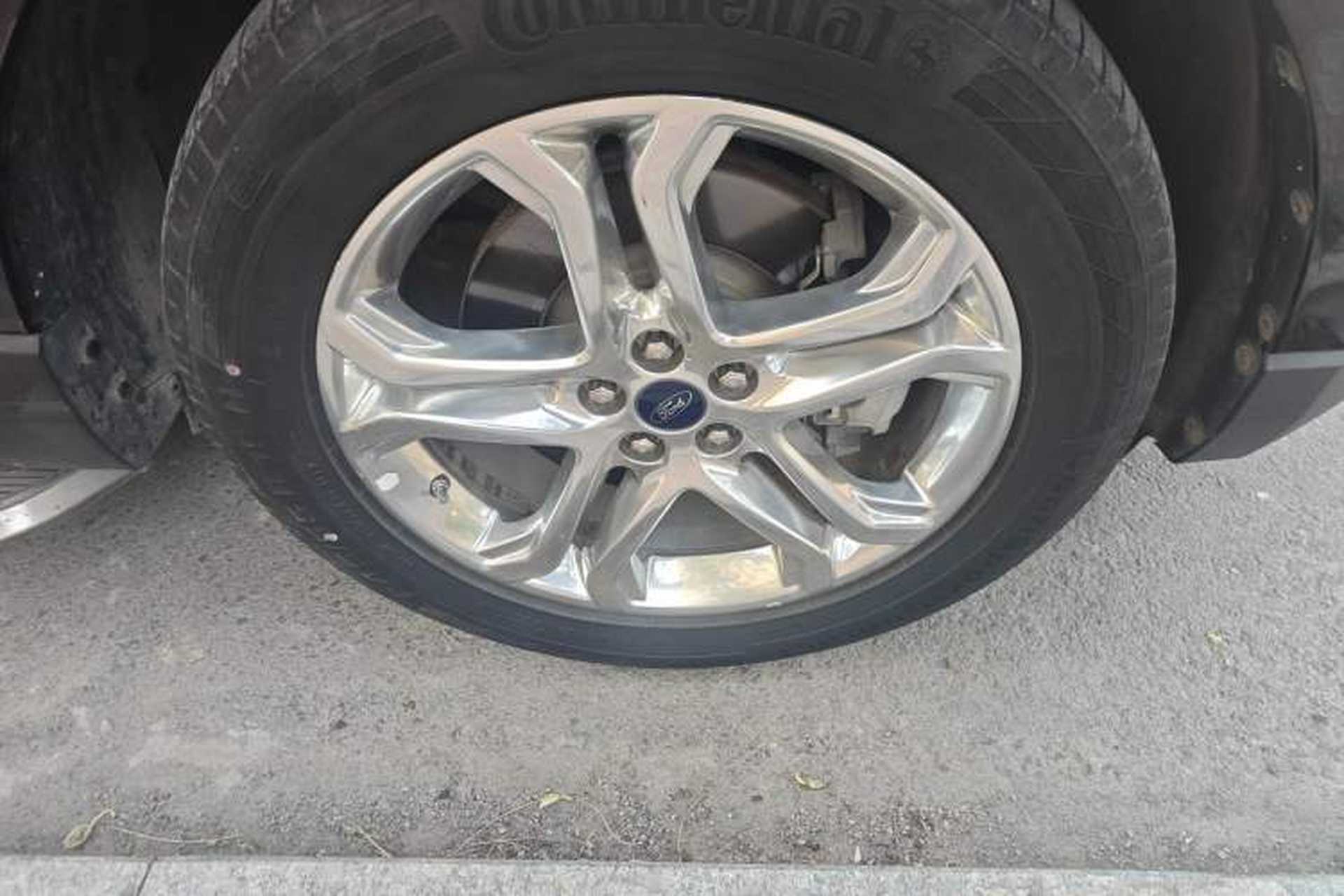 Used Ford Edge 2016 EcoBoost 245 Two-Wheel-Drive Titanium 7-Seater Right Front Wheel Hub