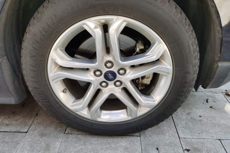Used Ford Edge 2016 EcoBoost 245 Four-Wheel Drive Titanium Edition 7-Seater Right Front Wheel Hub
