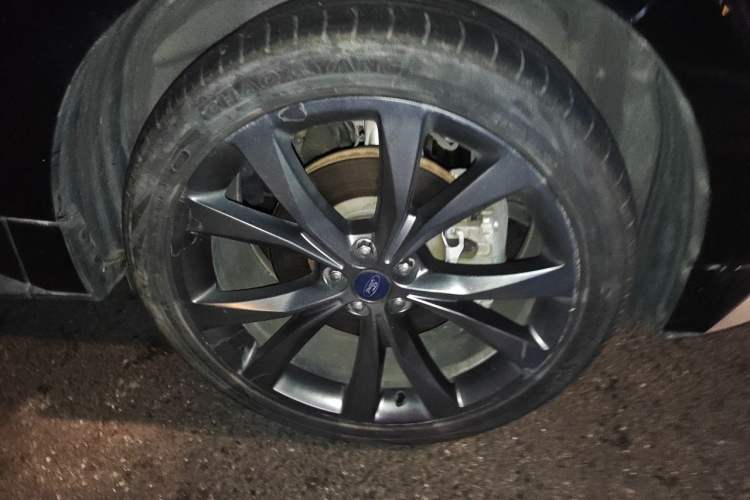 Used Ford Edge 2016 EcoBoost 330 V6 Four-Wheel Drive Sporty 7-Seater Right Front Wheel Hub