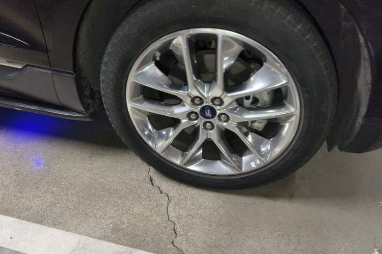 Used Ford Edge 2016 EcoBoost 245 Four-Wheel Drive Titanium 7-Seater Right Front Wheel Hub