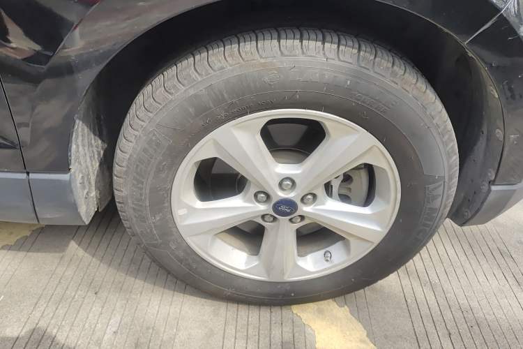 Used Ford Edge 2016 EcoBoost 245 Two-Wheel-Drive Titanium 5-Seater Right Front Wheel Hub