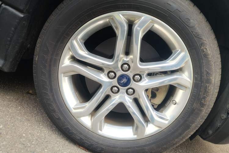 Used Ford Edge 2016 EcoBoost 245 Two-Wheel-Drive Titanium 7-Seater Right Front Wheel Hub