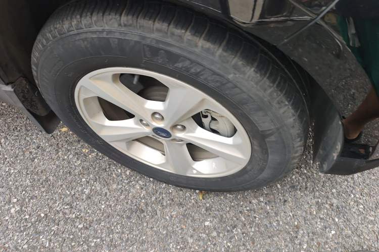 Used Ford Edge 2016 EcoBoost 245 Two-Wheel-Drive Titanium 5-Seater Right Front Wheel Hub