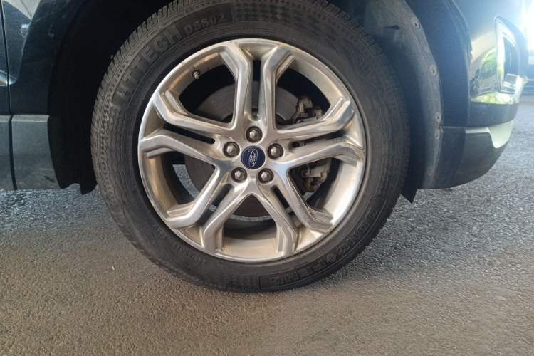 Used Ford Edge 2016 EcoBoost 245 Four-Wheel Drive Titanium Edition 7-Seater Right Front Wheel Hub