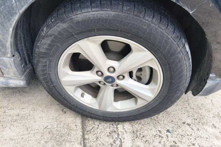 Used Ford Edge 2016 EcoBoost 245 Two-Wheel-Drive Titanium 5-Seater Right Front Wheel Hub