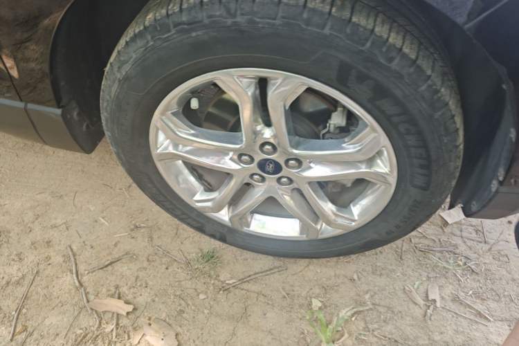 Used Ford Edge 2016 EcoBoost 245 Two-Wheel-Drive Titanium 7-Seater Right Front Wheel Hub