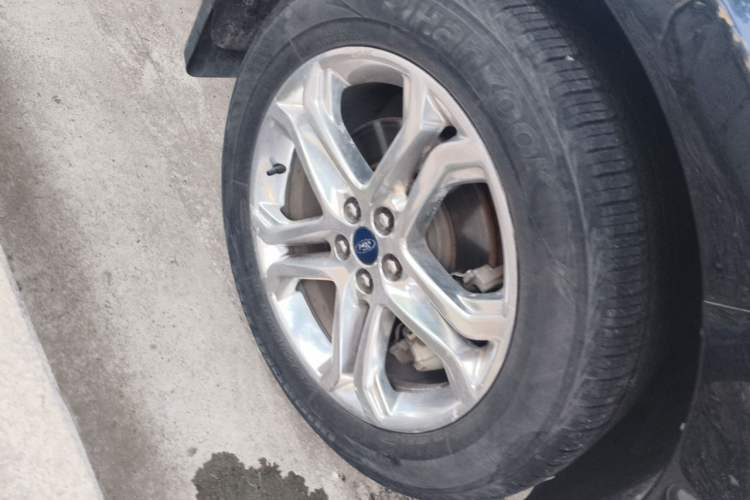 Used Ford Edge 2016 EcoBoost 245 Two-Wheel-Drive Titanium 7-Seater Right Front Wheel Hub