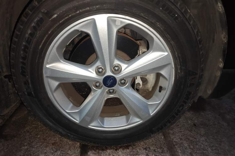 Used Ford Edge 2016 EcoBoost 245 Two-Wheel-Drive Titanium 5-Seater Right Front Wheel Hub