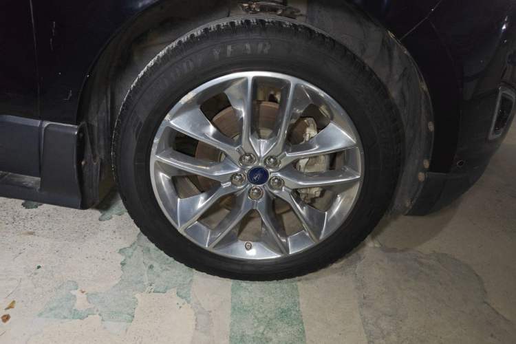 Used Ford Edge 2016 EcoBoost 245 Four-Wheel Drive Titanium 7-Seater Right Front Wheel Hub