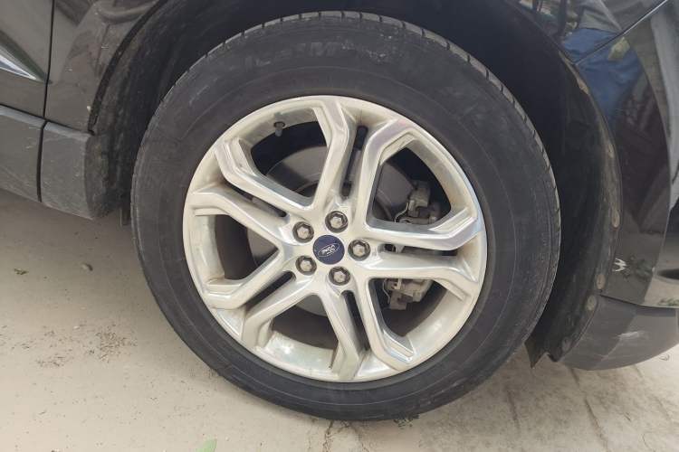 Used Ford Edge 2016 EcoBoost 245 Four-Wheel Drive Titanium Edition 7-Seater Right Front Wheel Hub