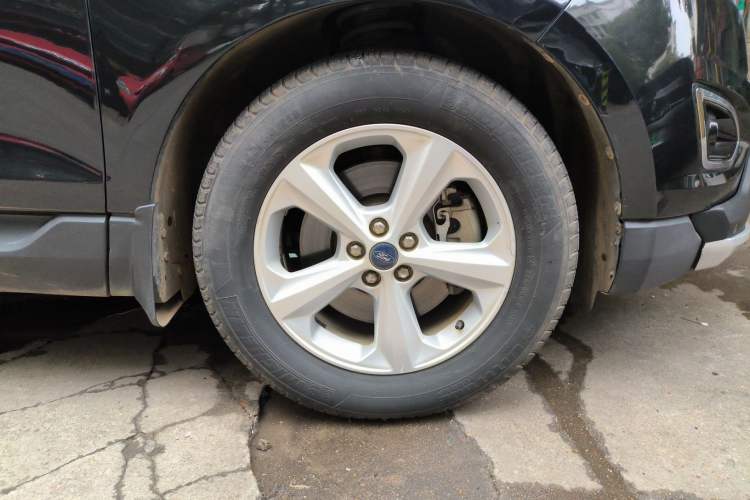 Used Ford Edge 2016 EcoBoost 245 Two-Wheel-Drive Titanium 5-Seater Right Front Wheel Hub