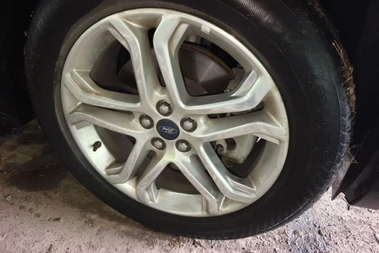 Used Ford Edge 2016 EcoBoost 245 Two-Wheel-Drive Titanium 7-Seater Right Front Wheel Hub