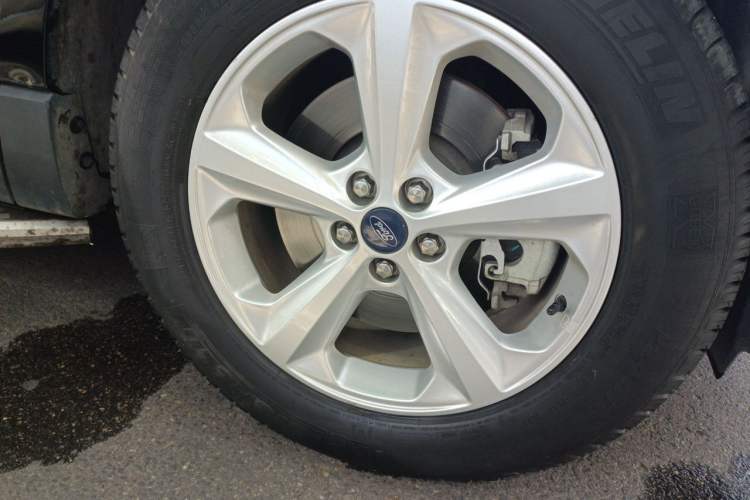 Used Ford Edge 2016 EcoBoost 245 Two-Wheel-Drive Titanium 5-Seater Right Front Wheel Hub