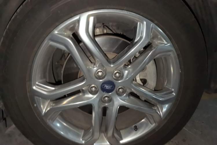 Used Ford Edge 2016 EcoBoost 245 Two-Wheel-Drive Titanium 7-Seater Right Front Wheel Hub