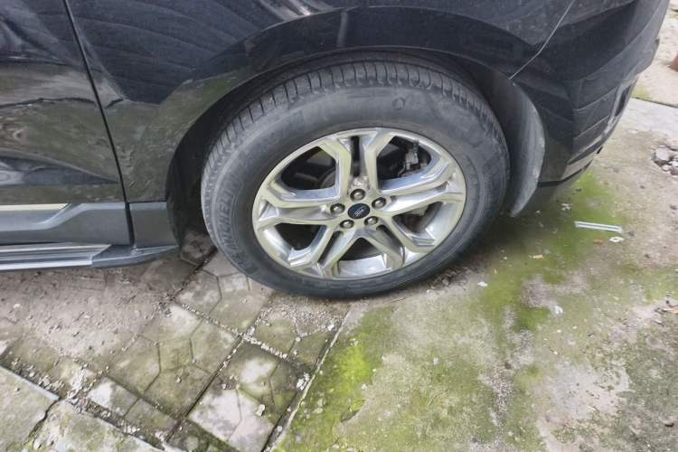 Used Ford Edge 2016 EcoBoost 245 Two-Wheel-Drive Titanium 7-Seater Right Front Wheel Hub