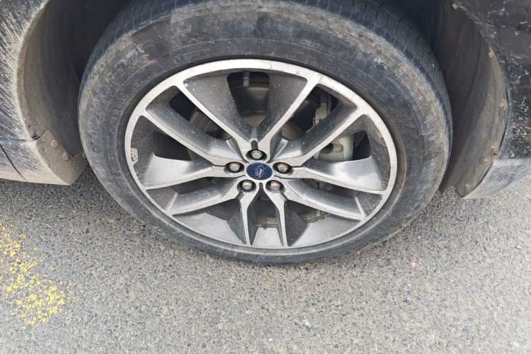 Used Ford Edge 2016 EcoBoost 245 Four-Wheel Drive Titanium 7-Seater Right Front Wheel Hub