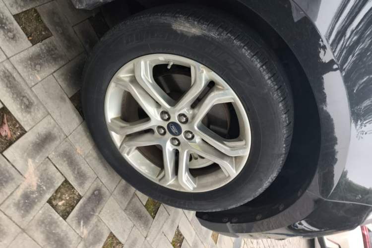 Used Ford Edge 2016 EcoBoost 245 Two-Wheel-Drive Titanium 7-Seater Right Front Wheel Hub