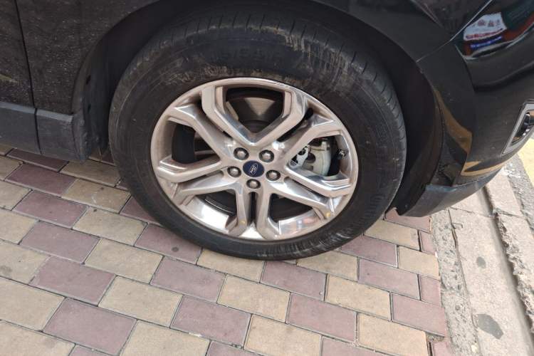Used Ford Edge 2016 EcoBoost 245 Two-Wheel-Drive Titanium 7-Seater Right Front Wheel Hub