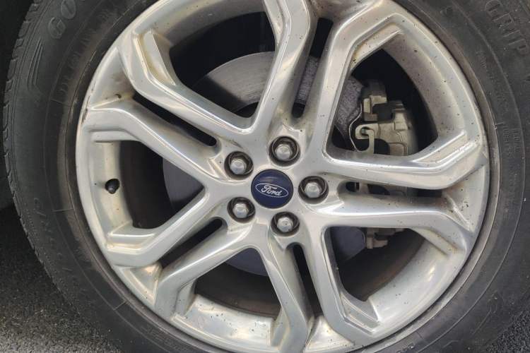 Used Ford Edge 2016 EcoBoost 245 Two-Wheel-Drive Titanium 7-Seater Right Front Wheel Hub