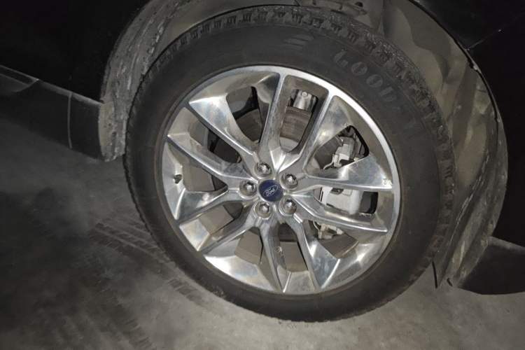 Used Ford Edge 2016 EcoBoost 245 Four-Wheel Drive Titanium 7-Seater Right Front Wheel Hub