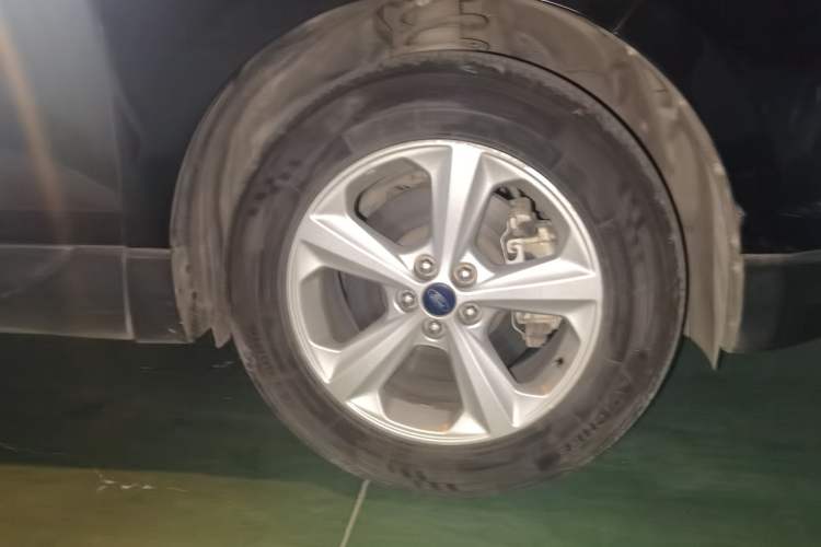 Used Ford Edge 2016 EcoBoost 245 Two-Wheel-Drive Titanium 5-Seater Right Front Wheel Hub