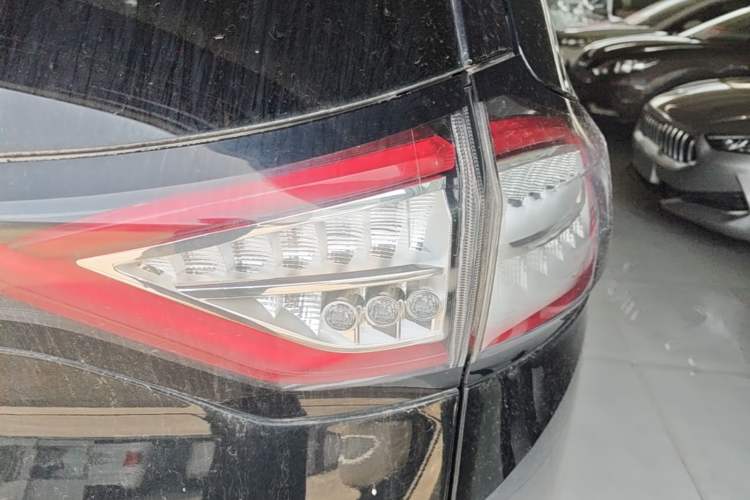 Used Ford Edge 2016 EcoBoost 245 Four-Wheel Drive Titanium Edition 7-Seater Right Rear Taillight
